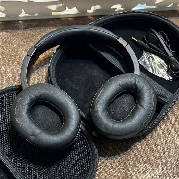 Sleek Black Over-Ear Headphones with Glossy Finish - Picture 4 of 8